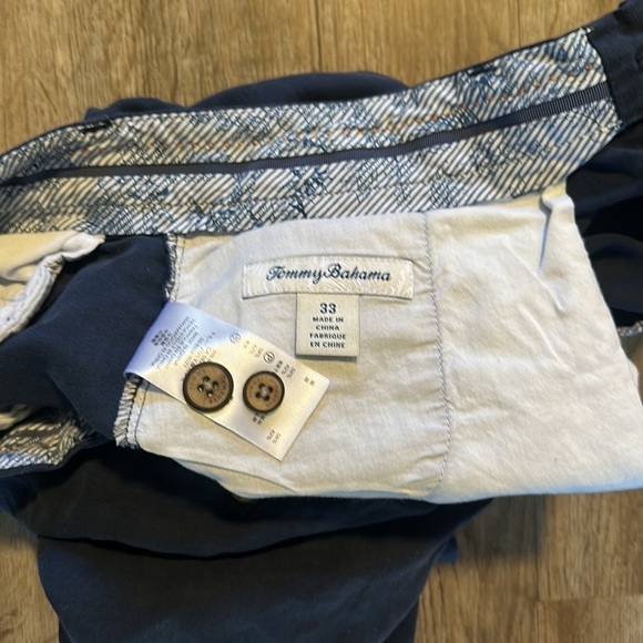 NAVY TOMMY BAHAMA CHINO SHORTS (SIZE 33) - Picture 6 of 6